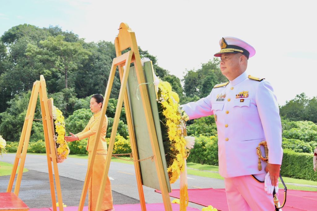 พล.ร.ท.สุวัจ ดอนสกุล ผอ.ศรชล.ภาค 3 เป็นประธานพิธี น้อมรำลึกในพระมหากรุณาธิคุณ เนื่องในวันคล้ายวันสวรรคตของพระบาทสมเด็จพระบรมชนกาธิเบศร มหาภูมิพลอดุลยเดชมหาราช บรมนาถบพิตร